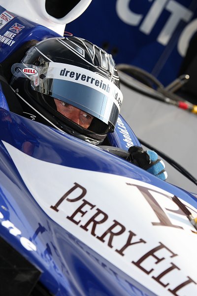 Indy500 eist zijn tol: Conway naar ziekenhuis. Doornbos kijkt toe.